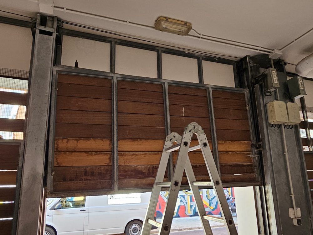 Puerta basculante forrada de madera