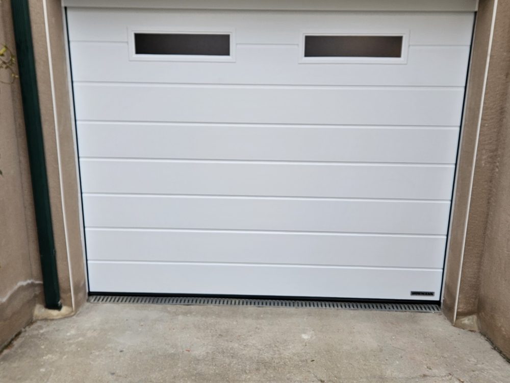 Puerta de garaje seccional en una vivienda